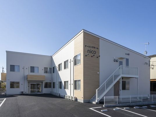 白い外観の建物
