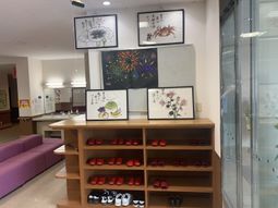 アート作品が並ぶ棚