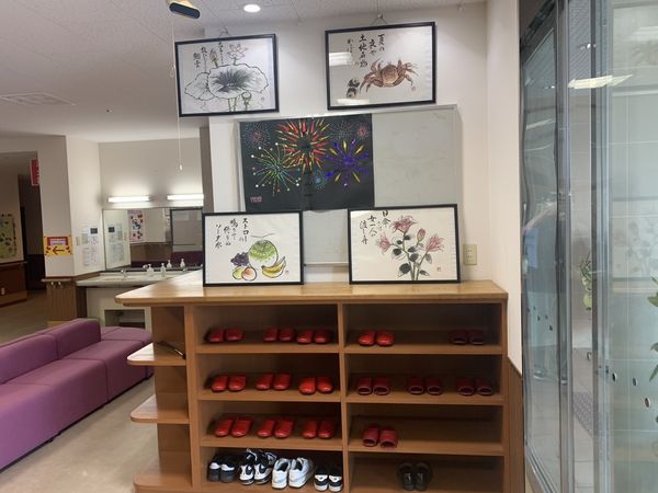 アート作品が並ぶ棚