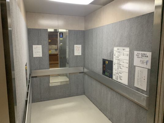 広々としたエレベーター空間