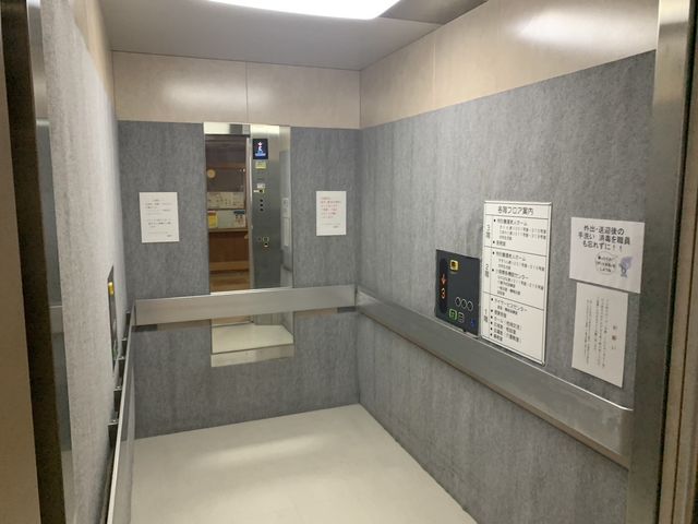 広々としたエレベーター空間