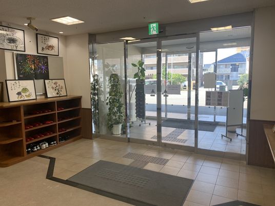 ガラス扉のあるエントランス