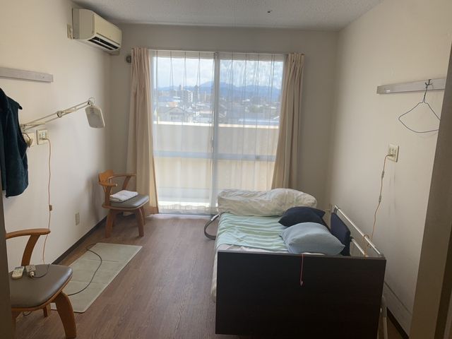 落ち着いた居室 居室 日当たりが良く、居心地の良さを感じられる空間です。家具配置がシンプルで、快適に過ごせます。