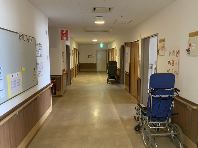 穏やかな廊下 廊下 車椅子も利用しやすい、広くて平坦な廊下です。掲示板があり、施設の活動情報を確認できます。