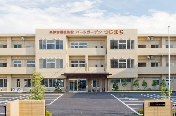 三階建ての施設外観