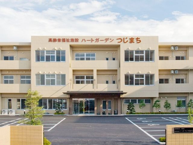 三階建ての施設外観 外観 明るく整備された駐車場を備えた、清潔感あふれる三階建ての建物です。