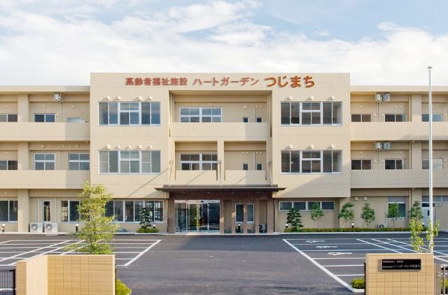 三階建ての施設外観