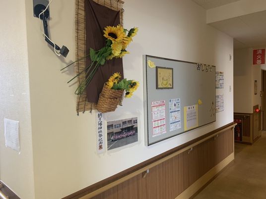 掲示物のある廊下