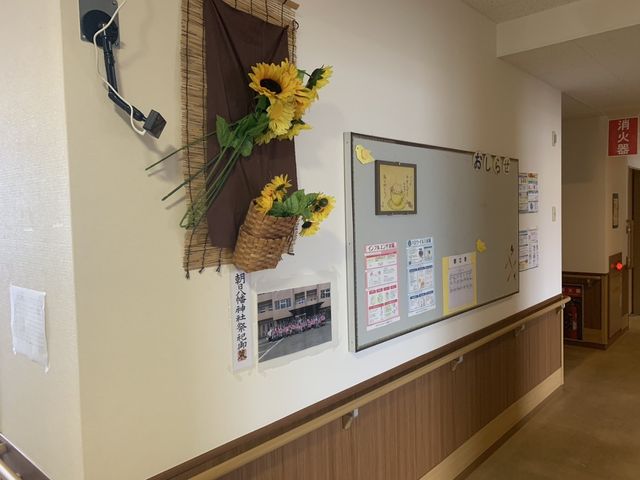 掲示物のある廊下 廊下 明るく整った廊下には、掲示物が飾られており、利用者同士のコミュニケーションを促す場となっています。