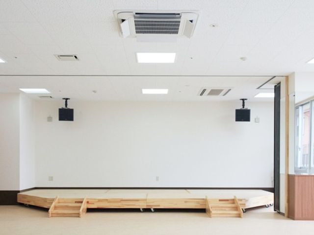 多目的室の全景 多目的室 広々とした多目的室で、自然光が差し込み明るい雰囲気です。可動式のスペースが活用を広げます。