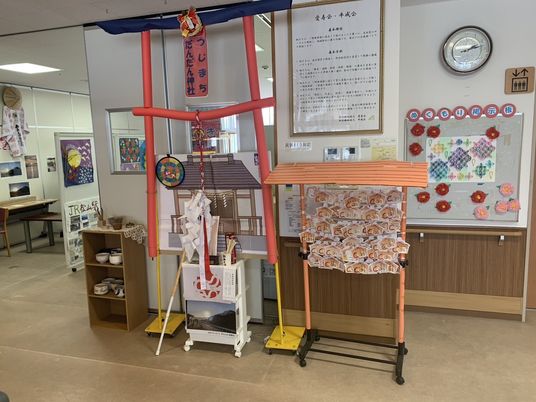 カラフルな展示物の廊下