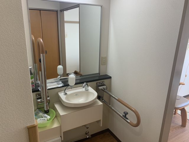 手すり付き洗面台の居室 居室 安全に配慮された手すり付きの洗面台です。介護が必要な方でも安心して利用できます。