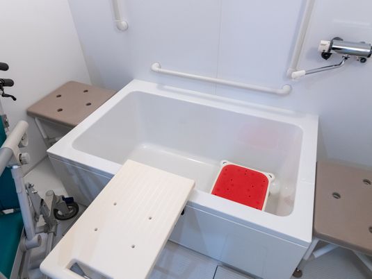 介助浴槽のある浴室  