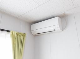 壁掛けエアコンのある室内  