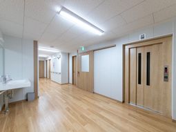 明るい廊下とエレベーター前  