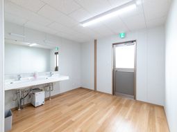 洗面台のある明るい部屋  