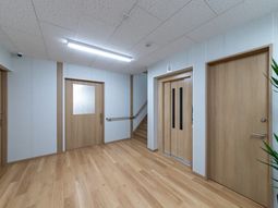 明るい廊下とエレベーター  