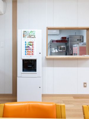 ドリンクサーバーのある食堂  