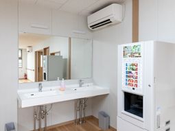 明るい洗面台と給茶機のある洗面台  