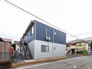 青い建物の外観  