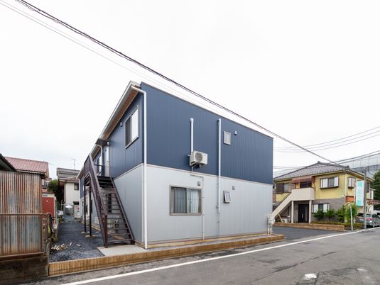 青い建物の外観  