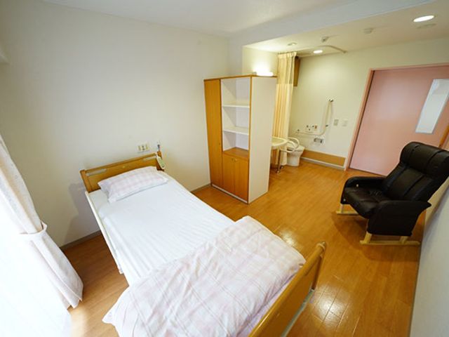 明るいシングル居室 居室 採光が良く、プライベートな時間を快適に過ごせる空間です。ベッドやリクライニングチェアが用意されています。