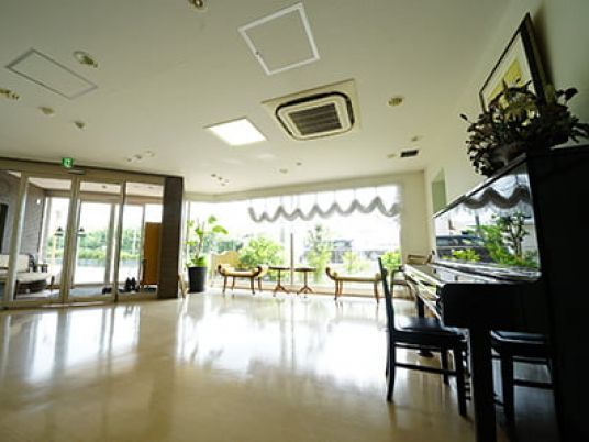 窓から光が差し込む部屋
