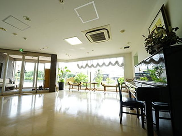 窓から光が差し込む部屋 ラウンジ 窓からの自然光が差し込む開放的なラウンジです。リラックスしながら、音楽を楽しむことができます。