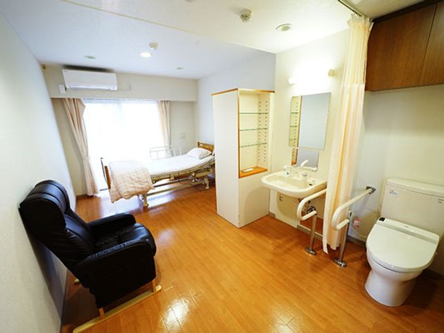 明るい居室 居室 広々とした明るい居室で、白を基調とし清潔感があります。快適な生活をサポートする設備も充実しています。