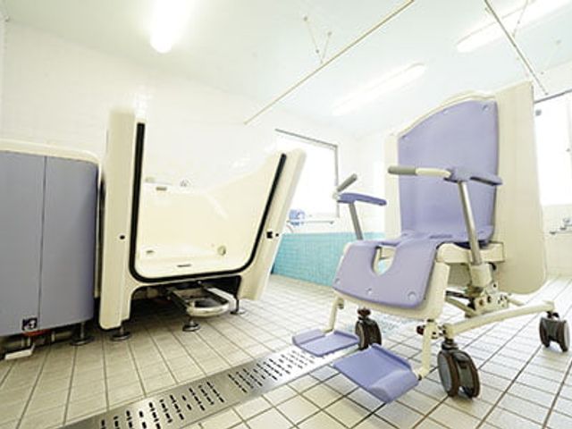 広々とした浴室 浴室 ゆったりとした設備が整った明るい空間で、安心して入浴が可能になります。