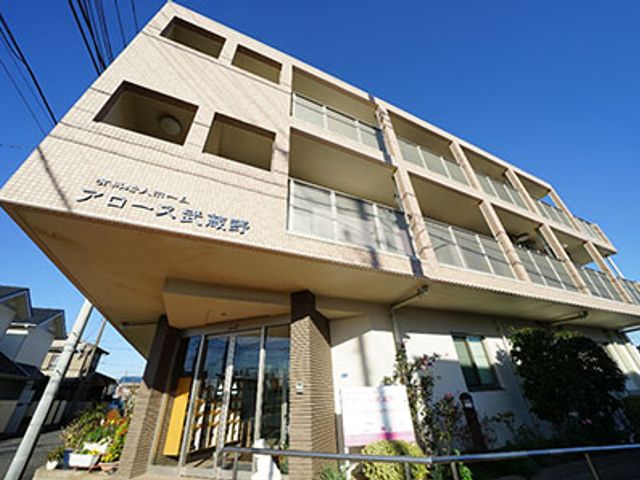 施設の外観 外観 明るい日差しが降りそそぐ開放的な建物です。清潔感のあるエントランスが印象的です。