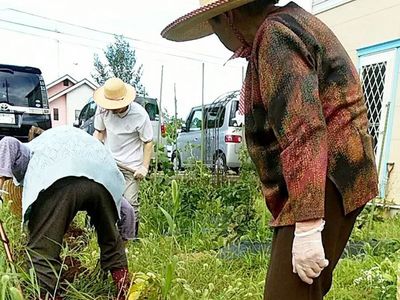 庭で活動する人々