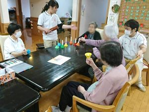 楽器演奏の様子のラウンジ