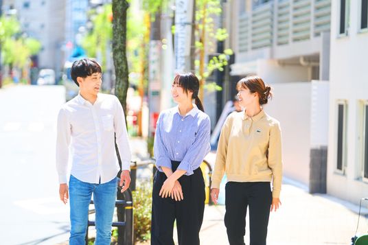 スタッフが談笑する外観