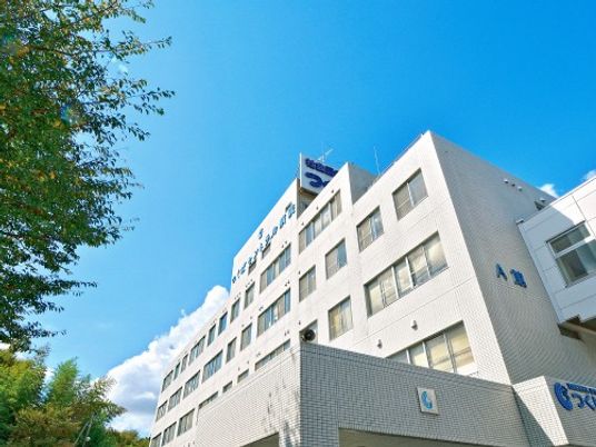白い建物の外観  