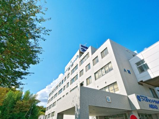 白い建物の外観  
