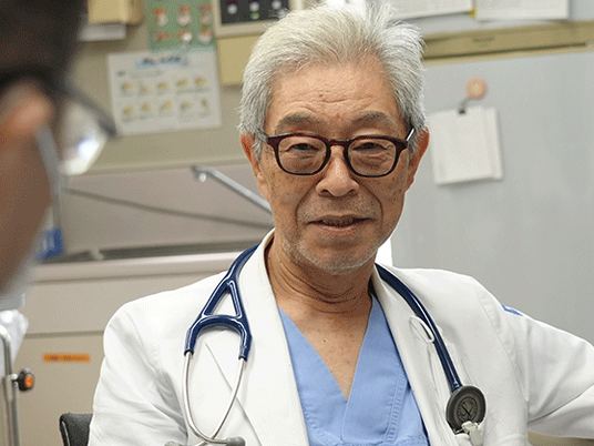 医師の男性の上半身  