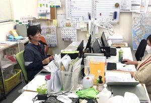 忙しげなスタッフの事務所