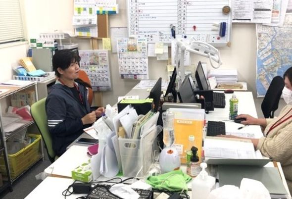 忙しげなスタッフの事務所