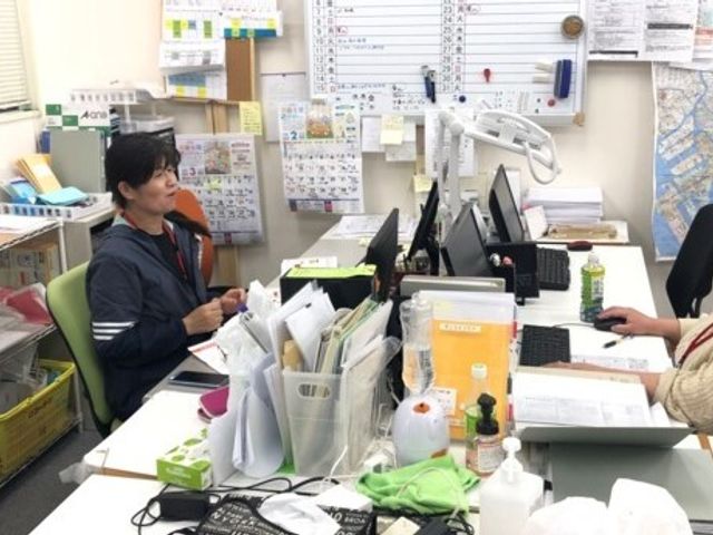 忙しげなスタッフの事務所 スタッフイメージ 活気ある事務所の様子です。充実した職場環境で働きたい方に適した場所となっています。