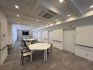 明るい食堂と居室前廊下  