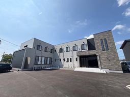 モダンな外観の建物  