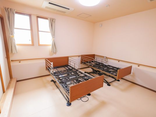 明るい居室に介護ベッドがある居室  