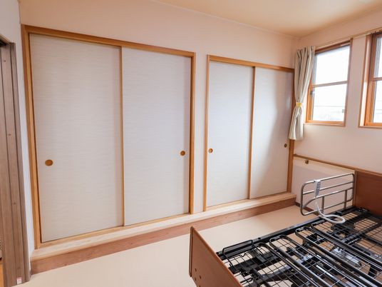 明るい居室の窓際  