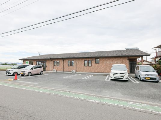 駐車場付きの外観  