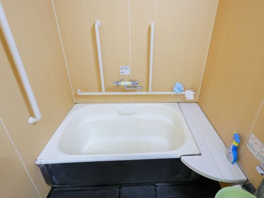 手すり付き浴室  