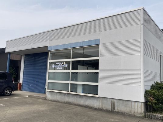 白い建物の外観  
