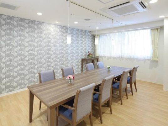 明るい食事スペース