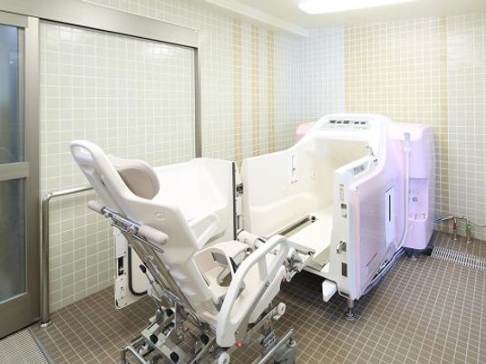 清潔な設備の浴室