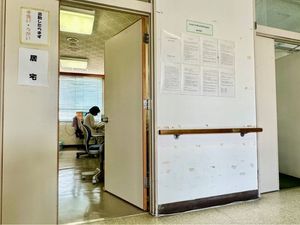 書類掲示のある廊下  